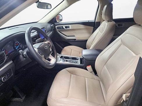 Used 2023 Ford Explorer XLT w/ Equipment Group 202A image 9