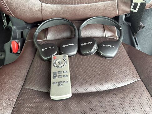 Used 2022 Toyota Sienna Platinum image 42