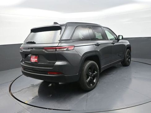 Used 2025 Jeep Grand Cherokee Limited w/ Black Appearance Package AWD/4WD image 8