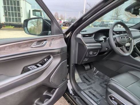 Certified 2024 Jeep Grand Cherokee Overland w/ Luxury Tech Group IV AWD/4WD image 19