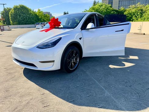 Used 2025 Tesla Model Y Long Range AWD/4WD image 42