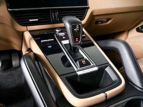 Certified 2022 Porsche Cayenne Platinum Edition image 19