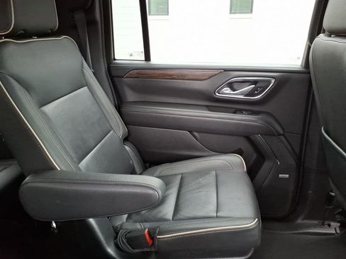 Used 2023 Chevrolet Suburban Premier RWD image 7