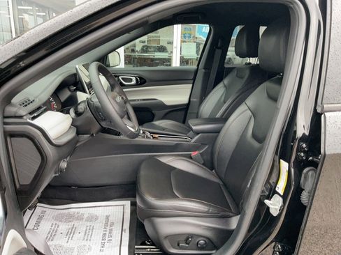 Used 2024 Jeep Compass Limited image 8