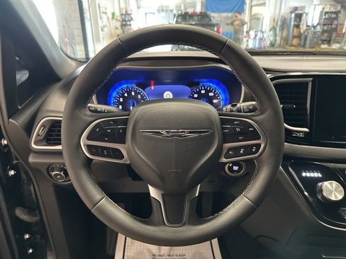 Used 2025 Chrysler Pacifica Select image 17