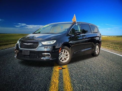 Used 2024 Chrysler Pacifica Touring-L FWD image 29