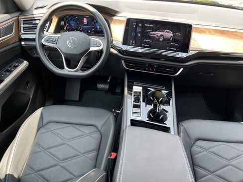 Used 2025 Volkswagen Atlas SE image 18