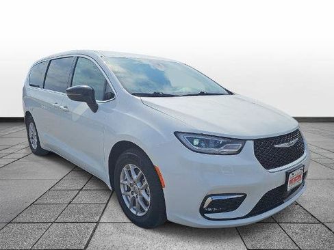 Used 2024 Chrysler Pacifica Touring-L FWD image 3
