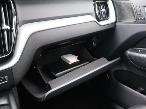 Used 2019 Volvo XC60 T5 Momentum w/ Multimedia Package image 39