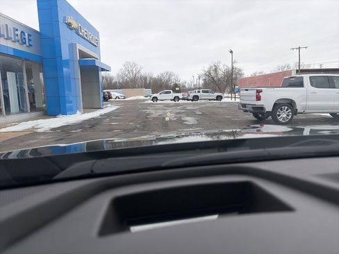 Used 2021 Buick Envision Essence w/ Technology Package I image 4