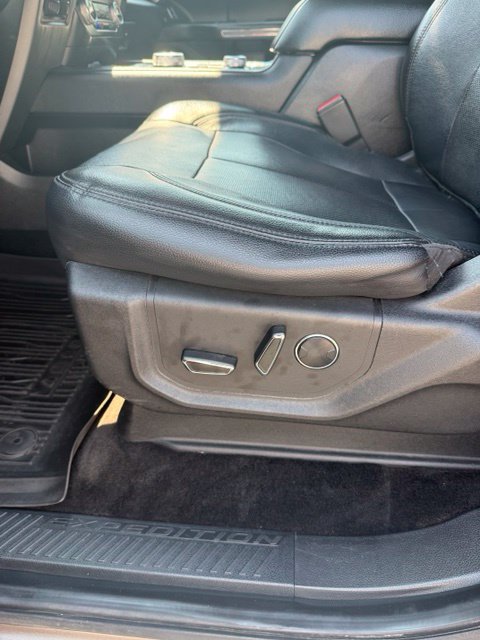 Used 2018 Ford Expedition XLT w/ Equipment Group 202A AWD/4WD image 17
