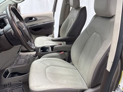 Used 2017 Chrysler Pacifica Touring-L image 8