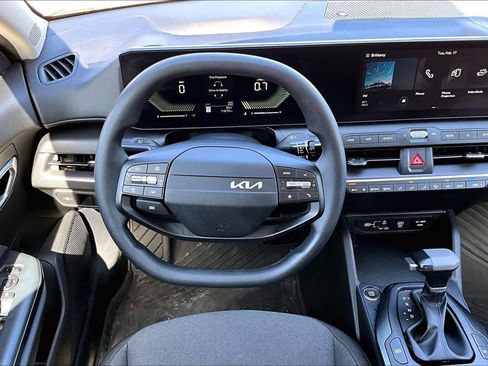 Used 2025 Kia K4 LXS image 6