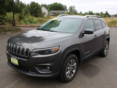 Used 2019 Jeep Cherokee Latitude Plus w/ Cold Weather Group AWD/4WD image 2