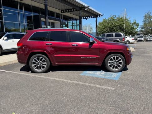Used 2018 Jeep Grand Cherokee Overland AWD/4WD image 10