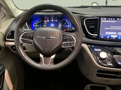 Used 2022 Chrysler Pacifica Touring-L image 8