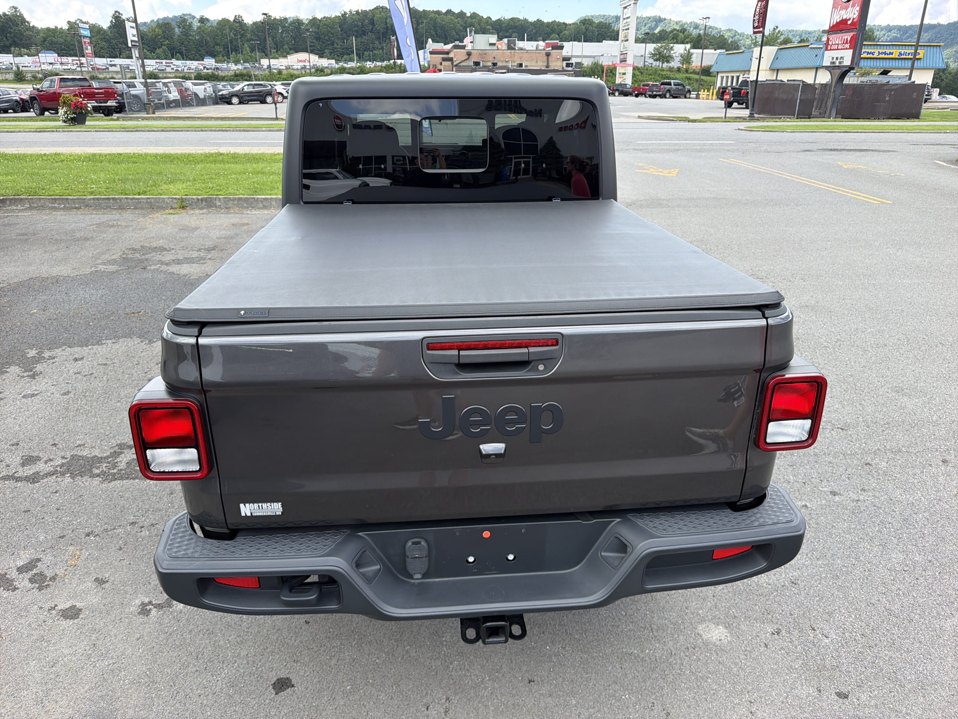 Used 2023 Jeep Gladiator Sport AWD/4WD image 9