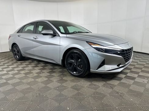 Used 2023 Hyundai Elantra SEL image 2