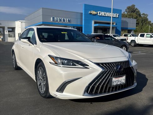 Used 2022 Lexus ES 300h image 1