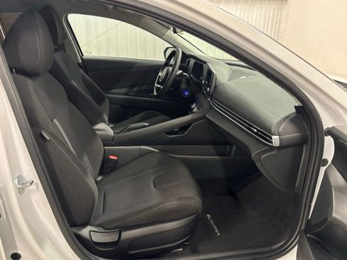Certified 2025 Hyundai Elantra SE FWD image 13