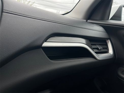 Used 2024 GMC Terrain SLE image 18