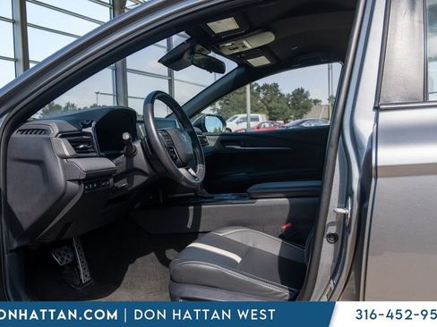 Used 2025 Toyota Camry SE FWD image 3
