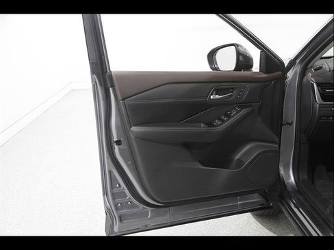Used 2023 Nissan Rogue SL AWD/4WD image 4