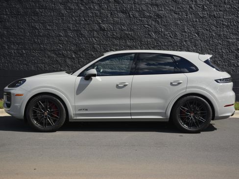 Certified 2026 Porsche Cayenne GTS AWD/4WD image 2