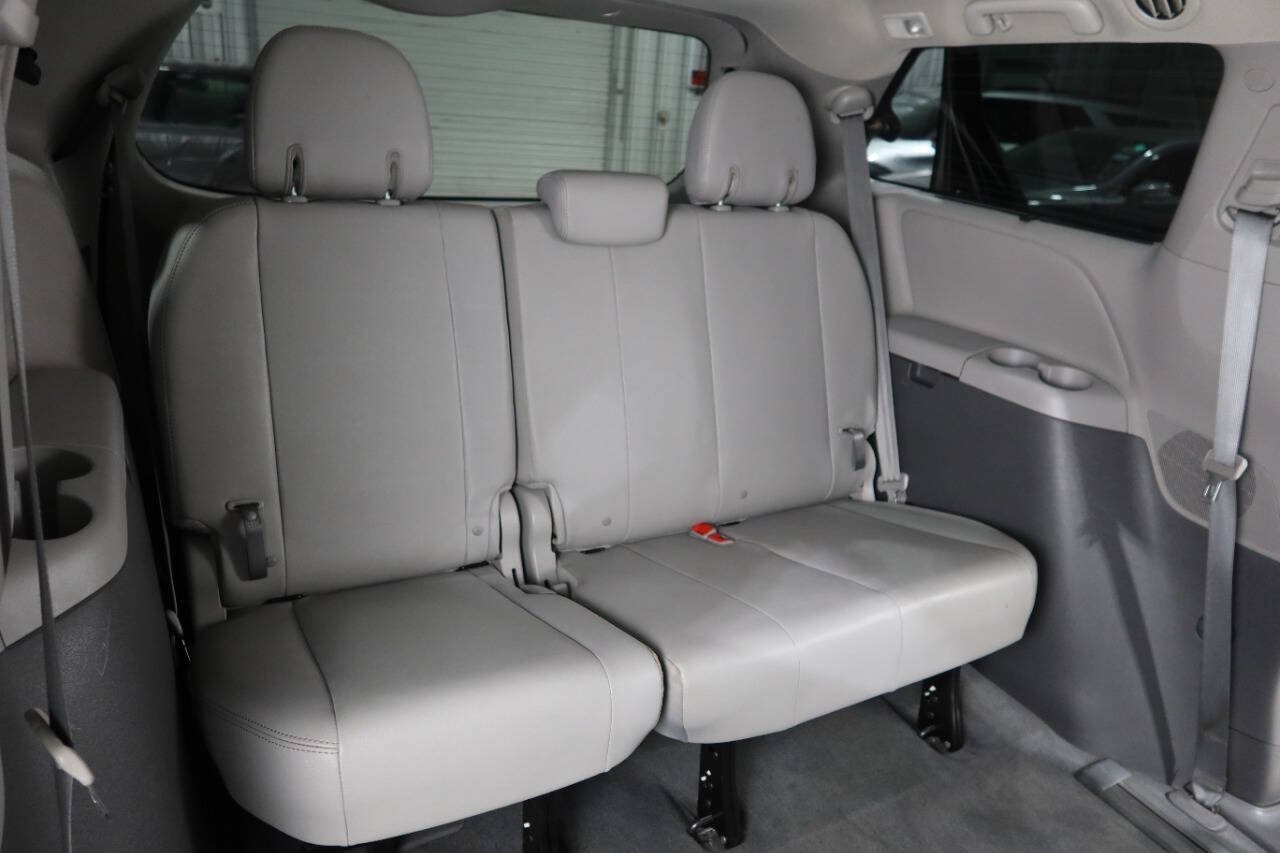 Used 2019 Toyota Sienna XLE w/ XLE Navigation Package FWD image 16