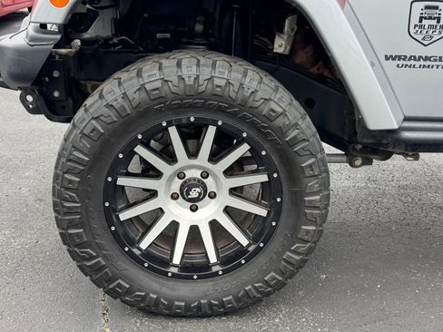 Used 2017 Jeep Wrangler Unlimited Sahara image 31