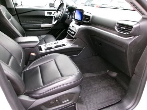 Certified 2022 Ford Explorer XLT w/ Equipment Group 202A AWD/4WD image 4