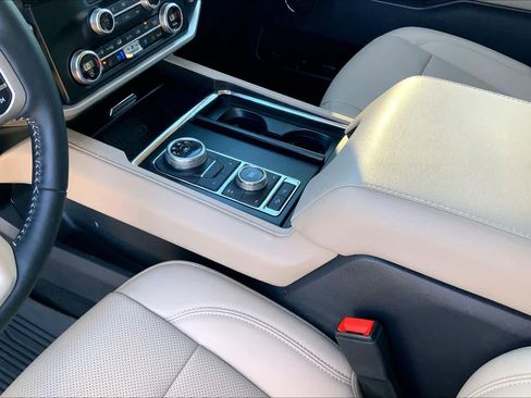 Used 2024 Ford Expedition Max XLT image 16