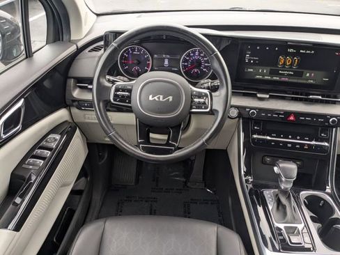 Used 2022 Kia Carnival EX image 17