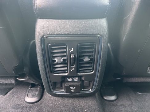 Used 2022 Jeep Grand Cherokee Limited image 19