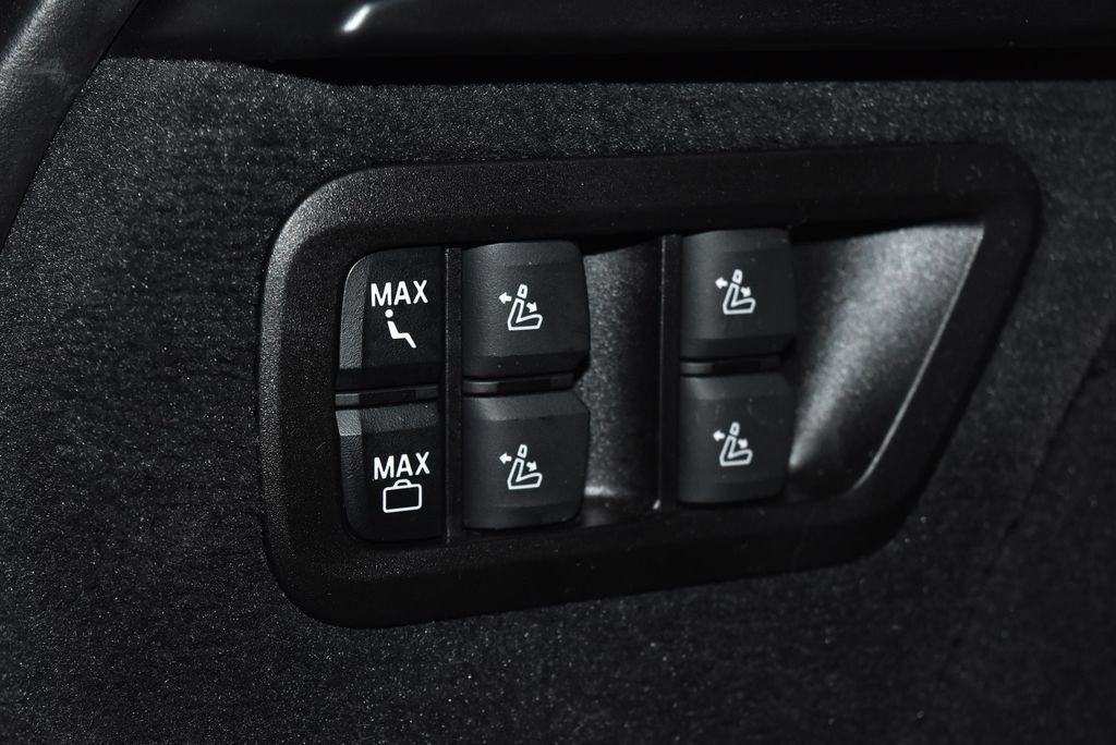 Used 2025 BMW X7 M60i AWD/4WD image 32