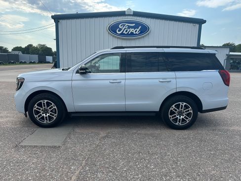 Used 2025 Ford Expedition Active AWD/4WD image 3