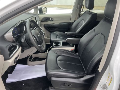 Used 2024 Chrysler Pacifica Touring-L image 15