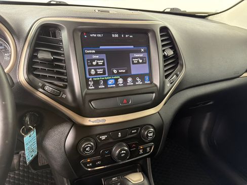 Used 2016 Jeep Cherokee Latitude w/ Cold Weather Group AWD/4WD image 16