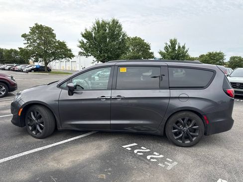 Used 2019 Chrysler Pacifica Touring-L Plus w/ S Appearance Package FWD image 6