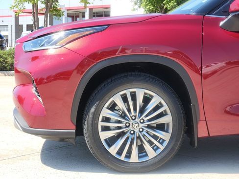 Used 2024 Toyota Highlander Platinum FWD image 9