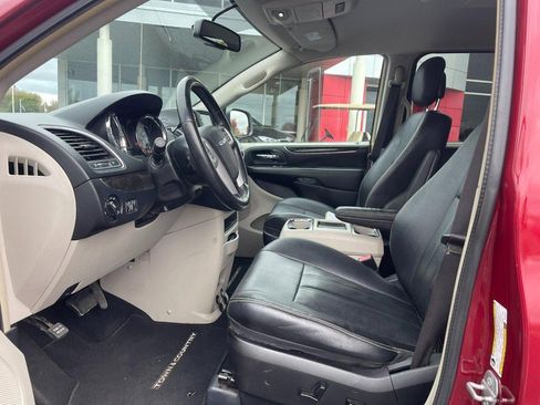 Used 2016 Chrysler Town & Country Touring w/ Driver Convenience Group image 19