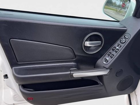 Used 2006 Pontiac Grand Prix Base 4dr Sedan w/ Sun And Sound Package image 10