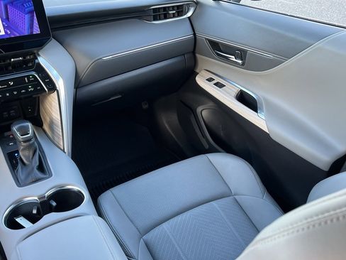 Used 2023 Toyota Venza Limited image 15