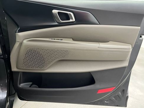 Used 2025 Kia Carnival FWD image 29