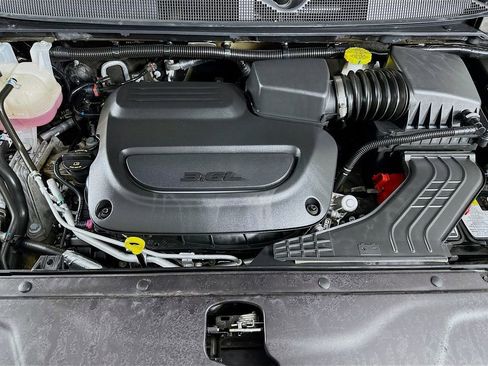 Used 2025 Chrysler Pacifica Select image 38