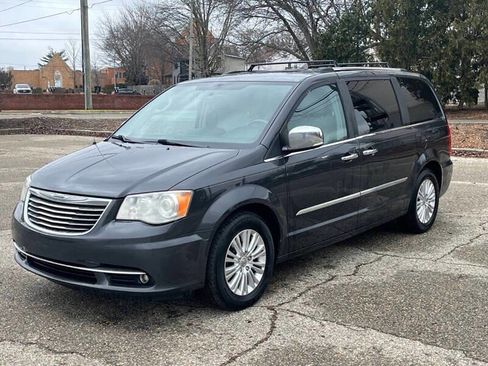 Used 2014 Chrysler Town & Country Touring w/ Driver Convenience Group image 9