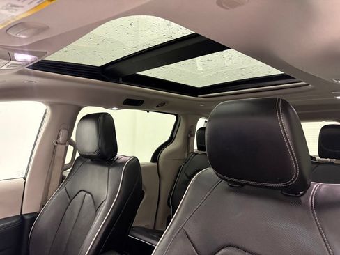 Used 2023 Chrysler Pacifica Limited FWD image 30