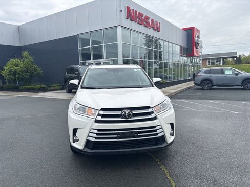 Used 2019 Toyota Highlander XLE AWD/4WD image 2