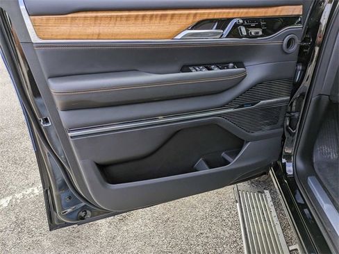 New 2024 Jeep Grand Wagoneer Series III image 10