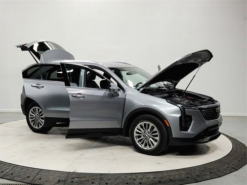 Used 2024 Cadillac XT4 Premium Luxury image 9